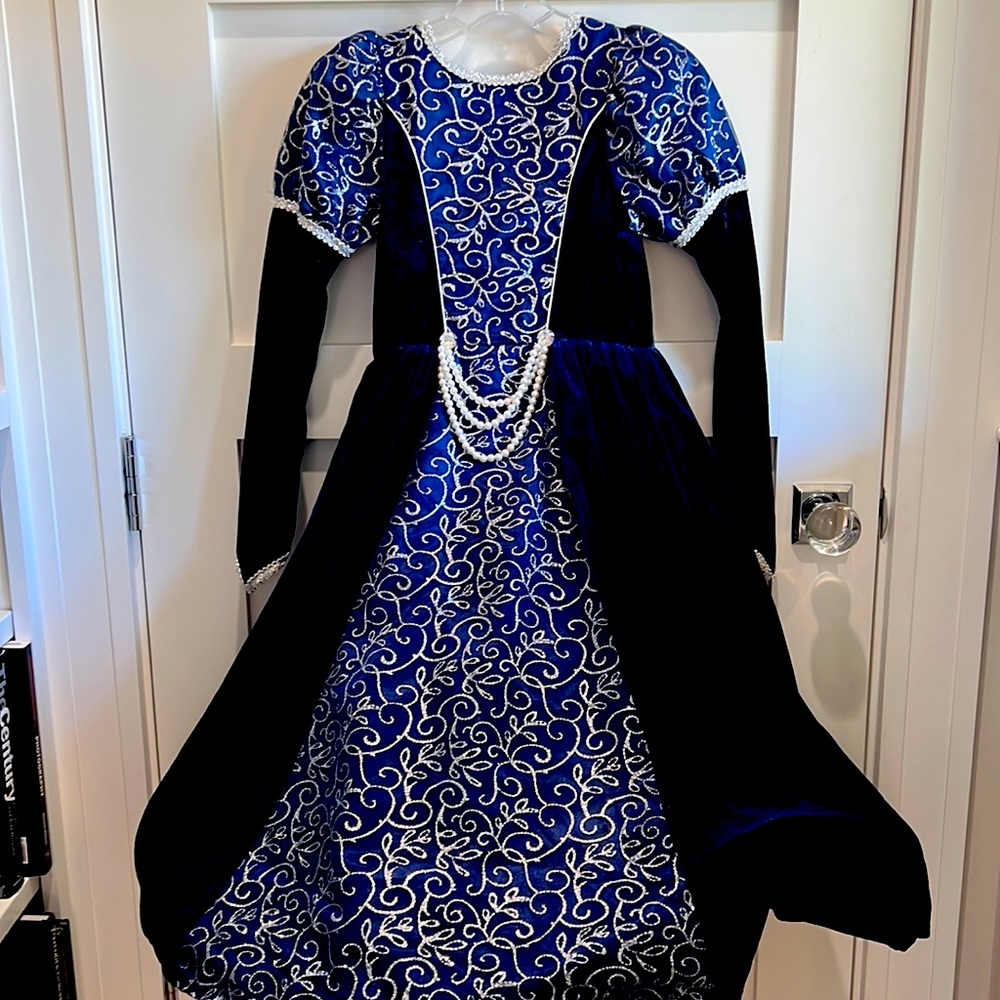 Ice queen/princess costume with cape size 7-8 new without tags.